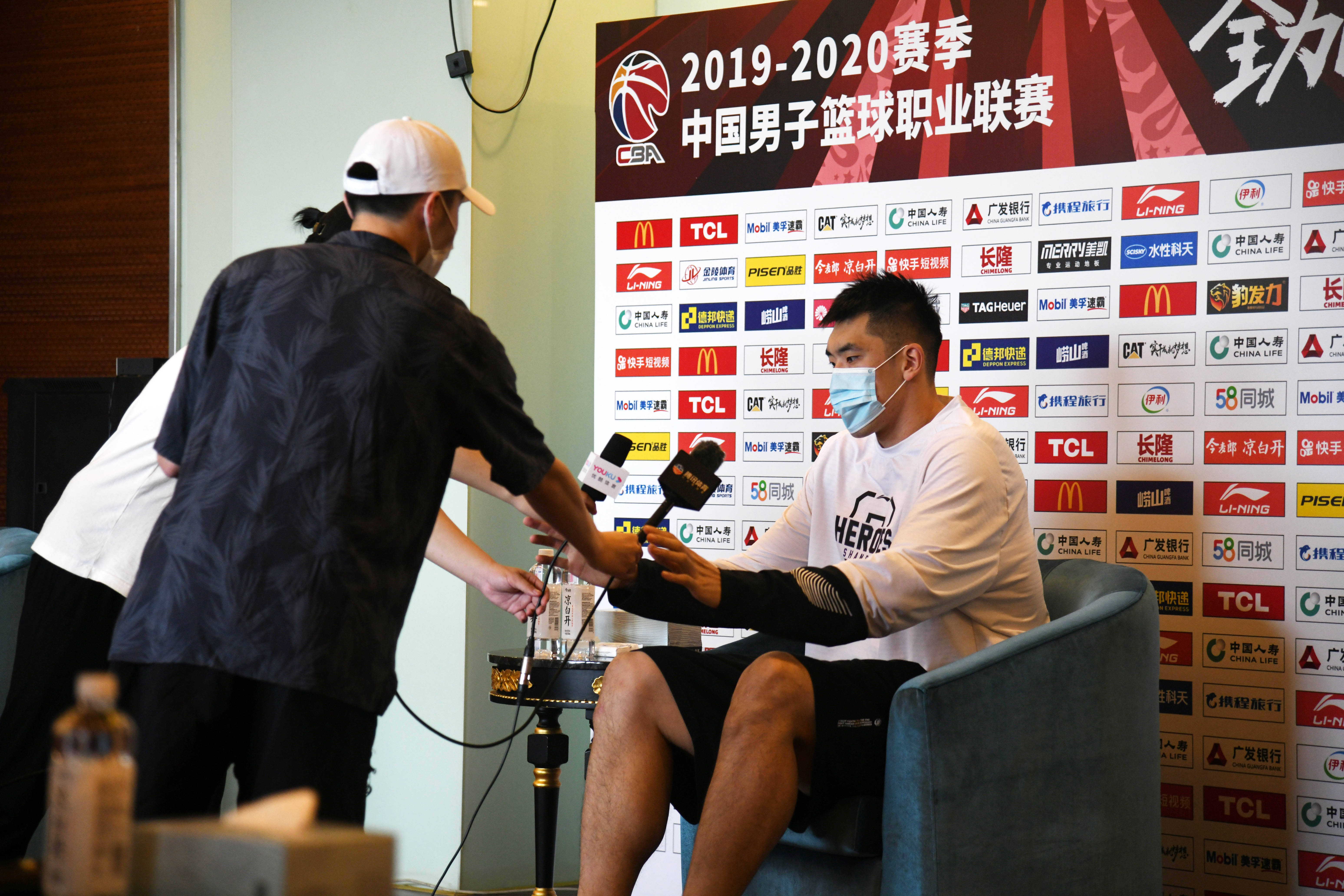 开云体育官网-关于罗马训练开放日，赛后内部沟通引欢呼，CBA季后赛在即，纪律约束更严格的信息