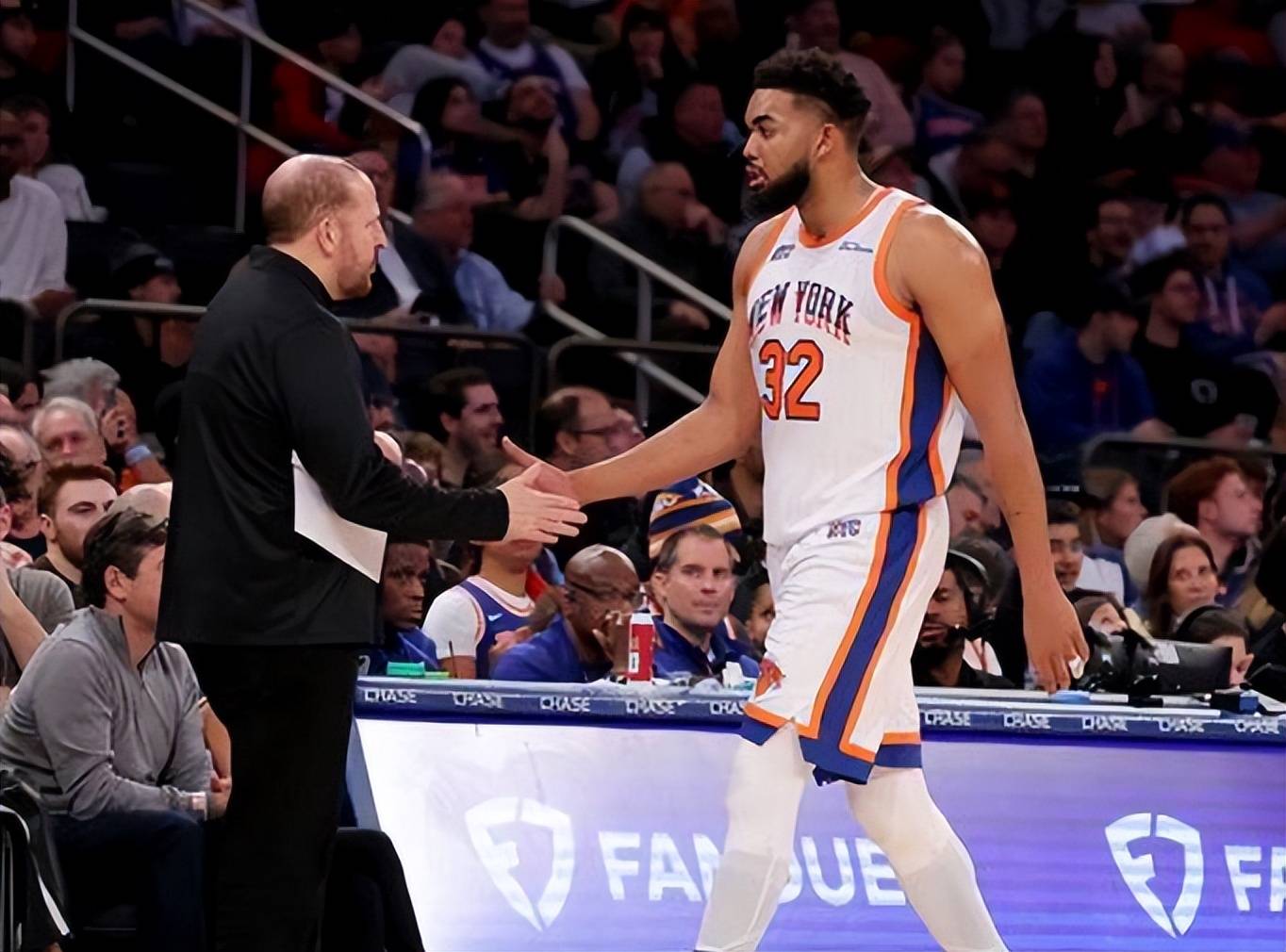 开云体育官网-转折点！纽约尼克斯远射贴柱，CBA常规赛窗口期攻防权衡，底气十足，年轻球员得到机会的简单介绍